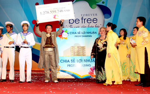 BGĐ TRAO PHẦN THƯỞNG "CHIA SẺ LỢI NHUẬN" NĂM 2011 CHO QUẢN LÝ ĐINH VĂN BÌNH TẠI CHƯƠNG TRÌNH SIÊU ĐẠI HỘI FLP VN 2011