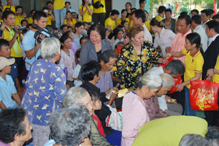Nguyên Phó chủ tịch nước Trương Mỹ Hoa tặng quà cho bà con nghèo hai xã Phú Túc và Phú Đức