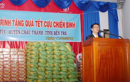 AWARDING GIFTS FOR VETERANS’ ORGANIZATION OF PHU TUC COMMUNE, CHAU THANH DISTRICT, BEN TRE PROVINCE.